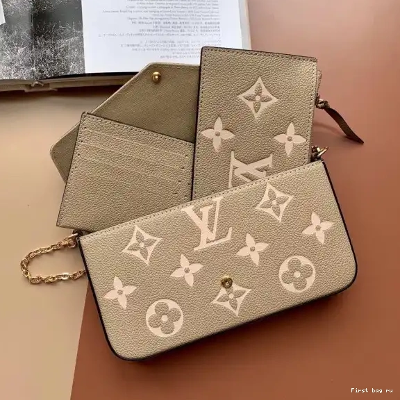 First bag ru POCHETTE LOUIS FÉLICIE VUITTON 0430